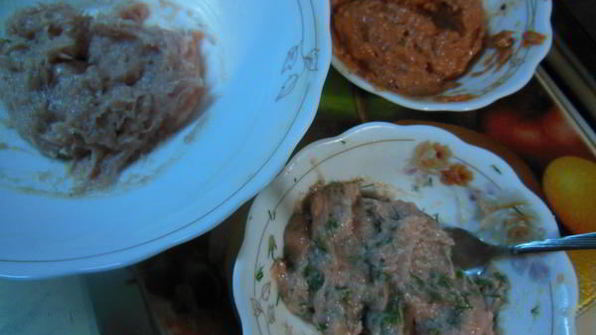 суп с цветными куриными кнелями