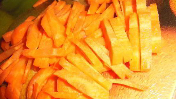 суп с цветными куриными кнелями