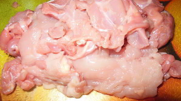 суп с цветными куриными кнелями