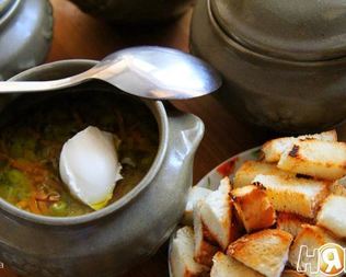 Суп с зеленым горошком в горшочке