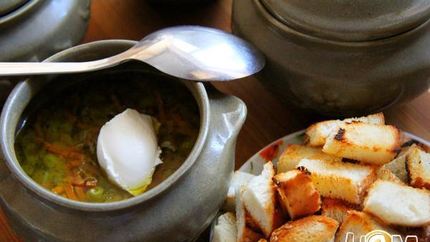 Суп с зеленым горошком в горшочке