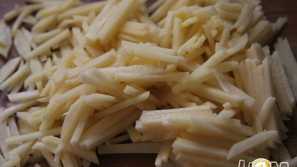 суп с зеленым горошком в горшочке