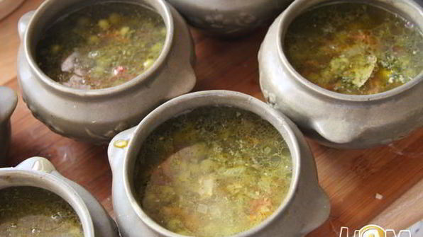 суп с зеленым горошком в горшочке