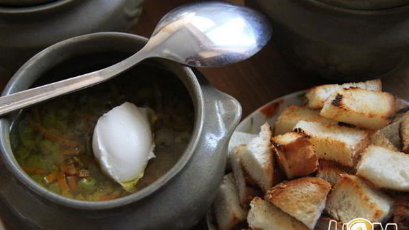 суп с зеленым горошком в горшочке