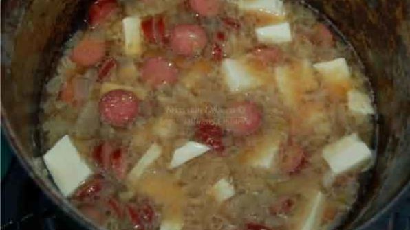 баварский пивной сырный суп с копчеными колбасками