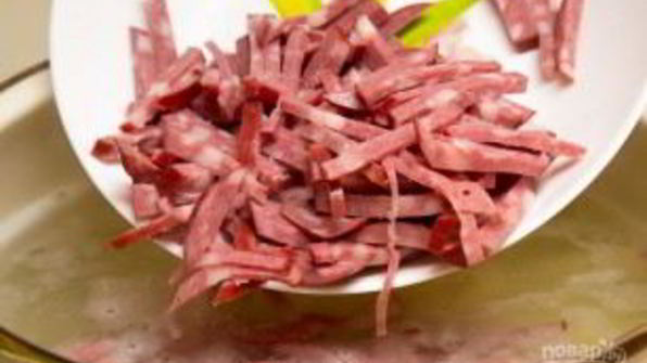 горячий сырный суп с колбасой