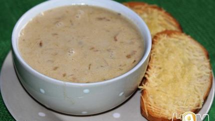 Луково-сырный суп с гренками