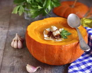 Сырный суп-пюре из тыквы с гренками