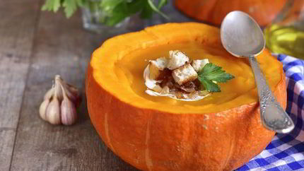 Сырный суп-пюре из тыквы с гренками