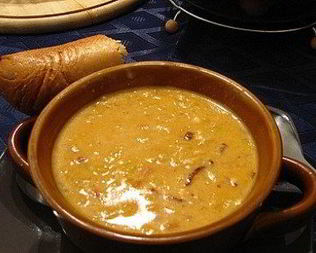 Сырный суп-пюре с гренками, луком и зеленью