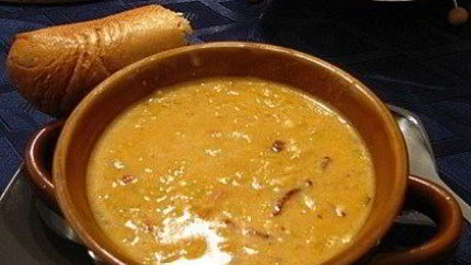 Сырный суп-пюре с гренками, луком и зеленью