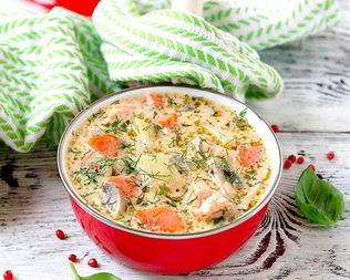 Сырный суп с форелью и грибами