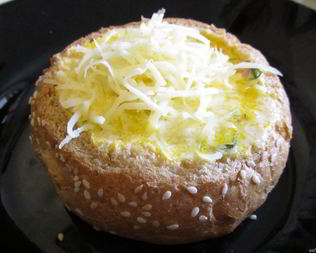 Сырный суп в хлебе
