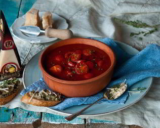 Томатный суп с сыром Джюгас