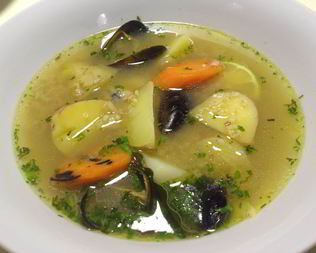 Уха из судака с беломорскими мидиями