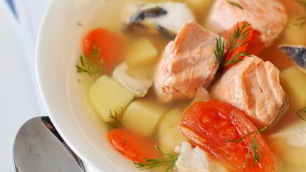 Уха с картофелем и помидорами