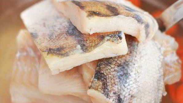 уха с картофелем и помидорами