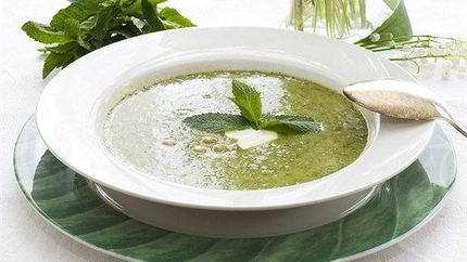 Зеленый крем-суп из шпината и мяты с паприковым маслом