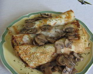 Блинчики с голубым сыром и шампиньонами