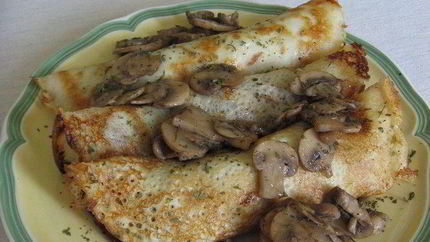 Блинчики с голубым сыром и шампиньонами