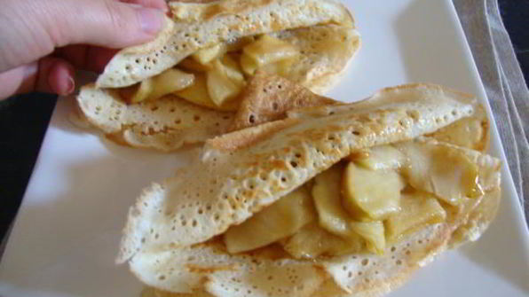 блины с карамельными яблоками