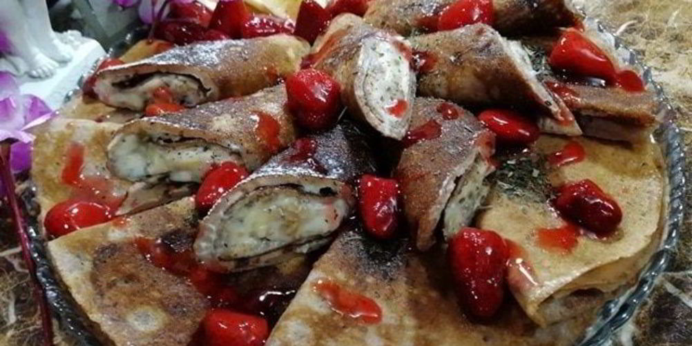 Рецепт фруктовых блинчиков с изюмом, цукатами и бананами