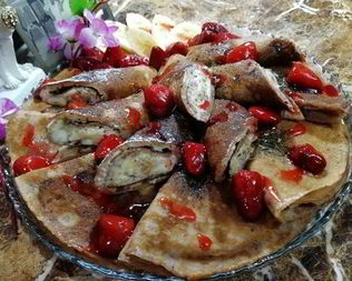 Фруктовые блинчики с изюмом, цукатами и бананами