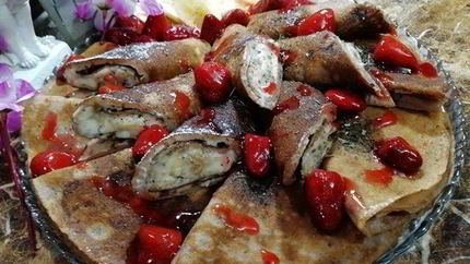 Фруктовые блинчики с изюмом, цукатами и бананами