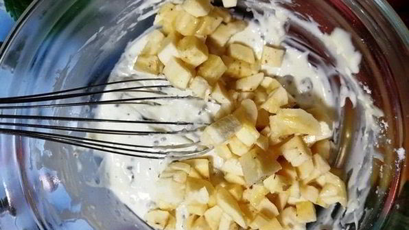 фруктовые блинчики с изюмом, цукатами и бананами