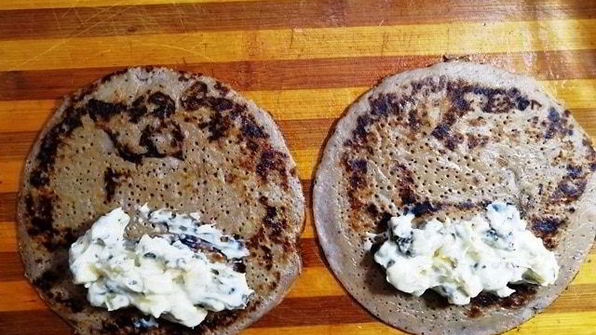 фруктовые блинчики с изюмом, цукатами и бананами