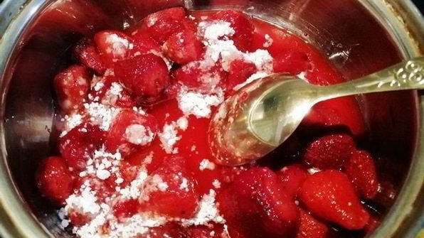 фруктовые блинчики с изюмом, цукатами и бананами