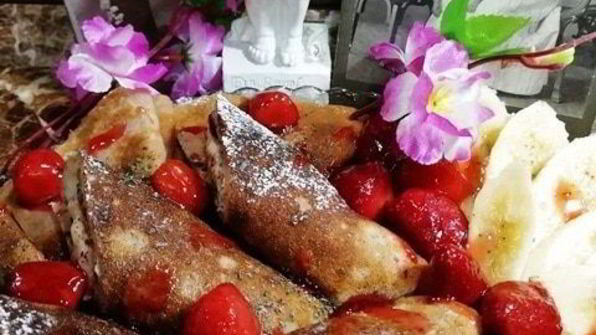 фруктовые блинчики с изюмом, цукатами и бананами