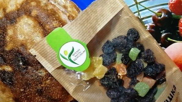 фруктовые блинчики с изюмом, цукатами и бананами