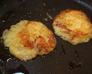 Литовские картофельные блины со сметаной