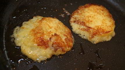 Литовские картофельные блины со сметаной