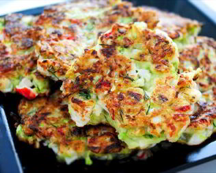 Мини-блинчики из кабачков и краба