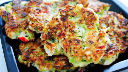 Мини-блинчики из кабачков и краба