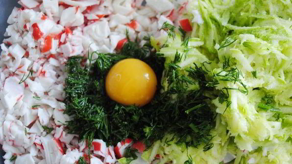 мини-блинчики из кабачков и краба