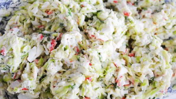 мини-блинчики из кабачков и краба