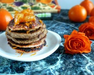 Овсяные блинчики с орехами и мандариновым соусом