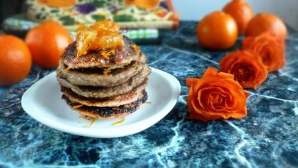 Овсяные блинчики с орехами и мандариновым соусом