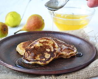 Ржаные панкейки с грушами