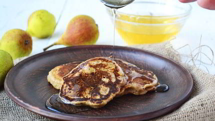 Ржаные панкейки с грушами