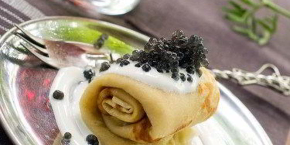 Рецепт тонких гречневых блинов со сметаной и черной икрой