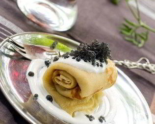 Тонкие гречневые блины со сметаной и черной икрой