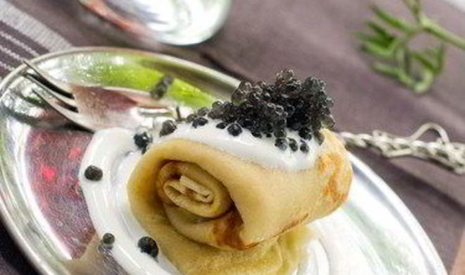 Тонкие гречневые блины со сметаной и черной икрой