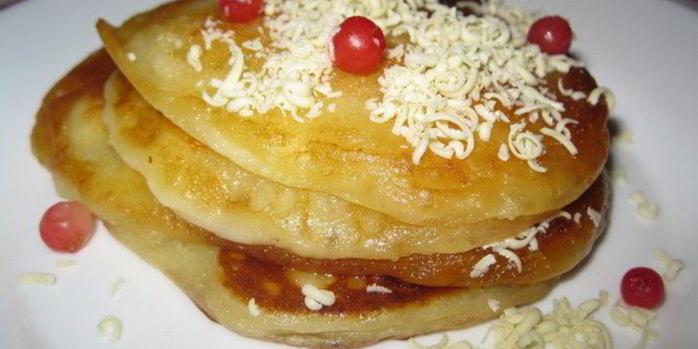 Рецепт творожных блинчиков с брусникой и белым шоколадом