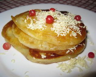 Творожные блинчики с брусникой и белым шоколадом