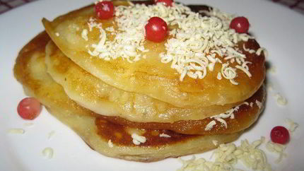 Творожные блинчики с брусникой и белым шоколадом