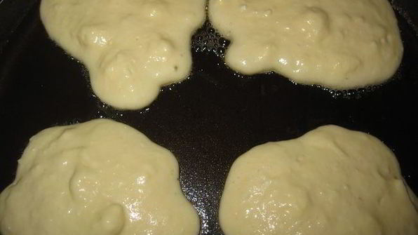 творожные блинчики с брусникой и белым шоколадом